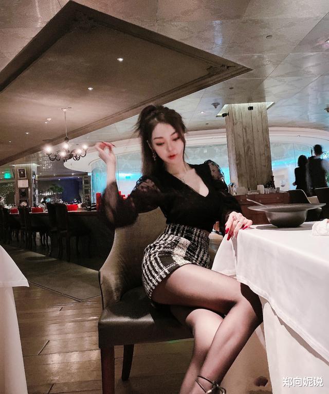 郭美美|不愧是网红鼻祖！29岁郭美美黑丝裹体名车开路，潇洒奢侈令人羡慕