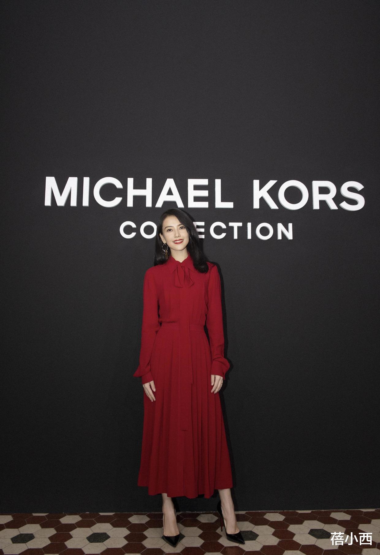 蓓小西|高圆圆终于换风格，穿荧光绿背心裙再套半身裙，连气质都变洋气了