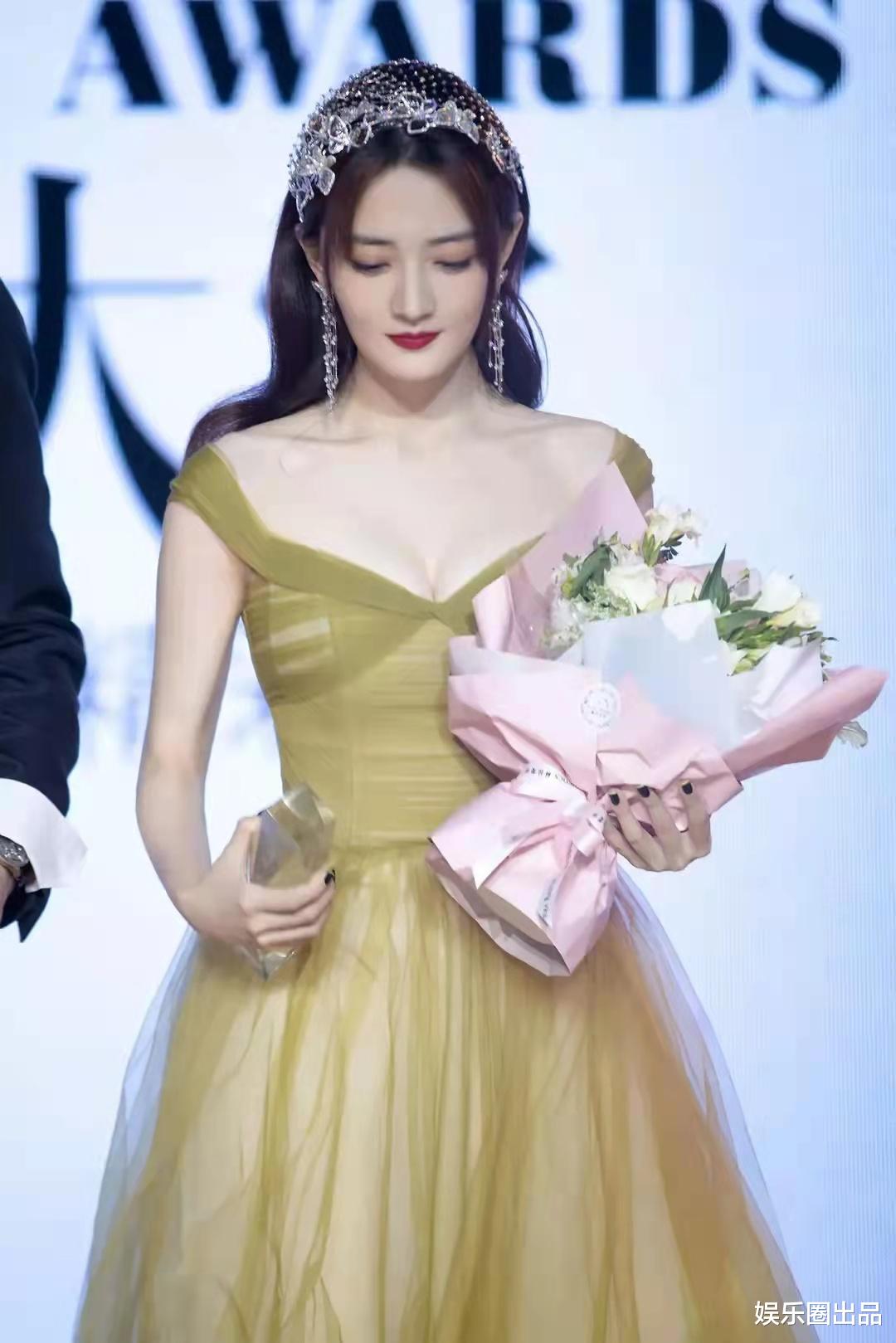 江澄|徐璐穿一字肩亮相，头披纱巾手拿捧花，网友：“像新娘子”
