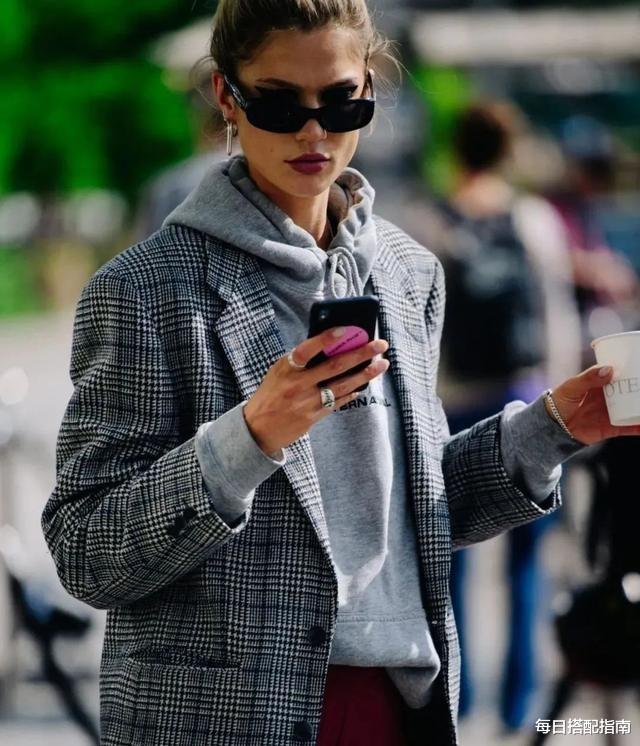 每日搭配指南 秋冬季节不知道穿什么？从内搭到外套，必备清单都帮你准备好了