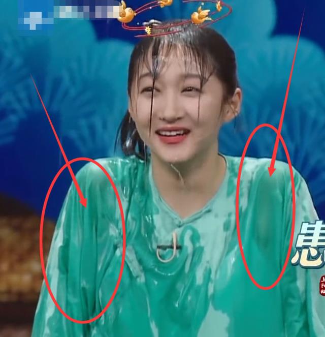 关晓彤|关晓彤忽略了衣服布料，被水泼的满身，看着透亮儿救场也已来不及