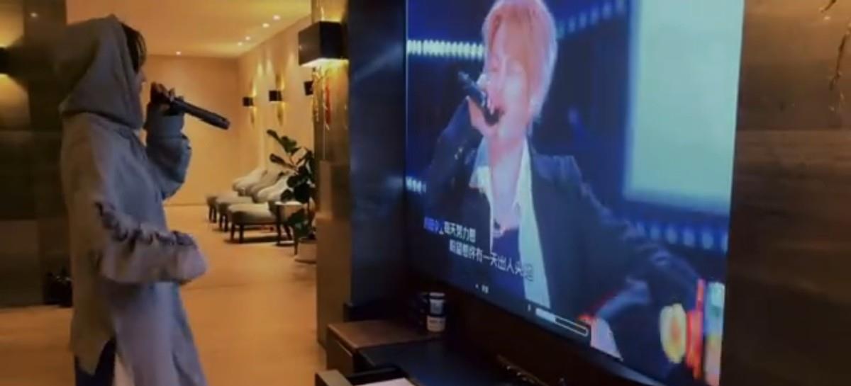 张馨予|张馨予晒私家花园，打扮精致连茶杯都好华丽，大片花海像公园！