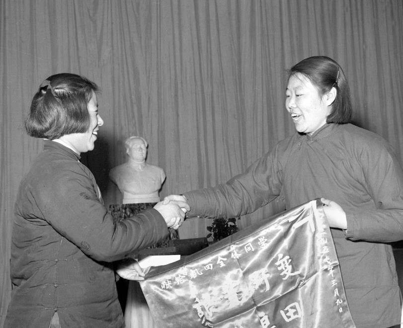 华为|她11岁嫁表哥，因长相漂亮被印人民币上，高寿90岁，一生传奇