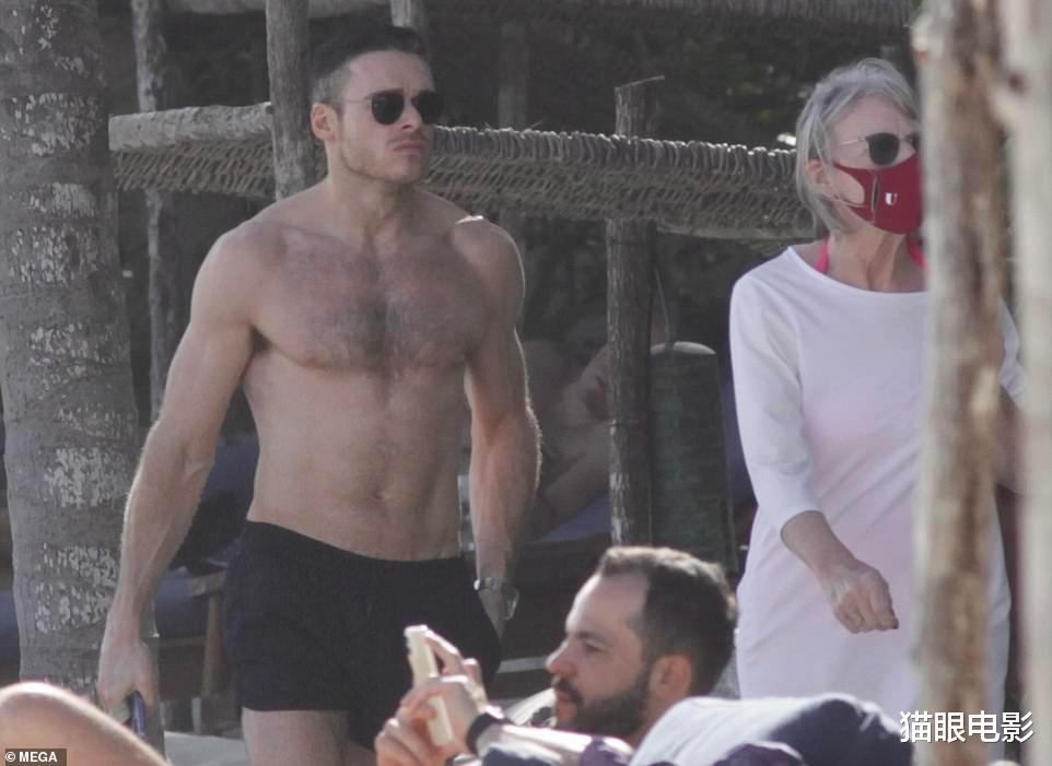 理查德·麦登|权游少狼主海边度假,还带着自己的妈妈,光膀子秀肌肉荷尔蒙爆棚
