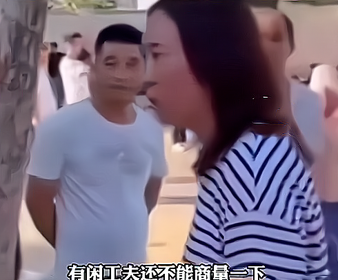  女子豪横拦下救援电车不让走，只因车被溅上泥水，路人：丢人现眼