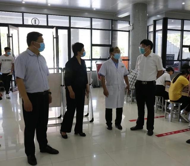 大河健康报 商丘市中医院院长李德怀一行到商丘工学院检查新冠疫苗接种工作