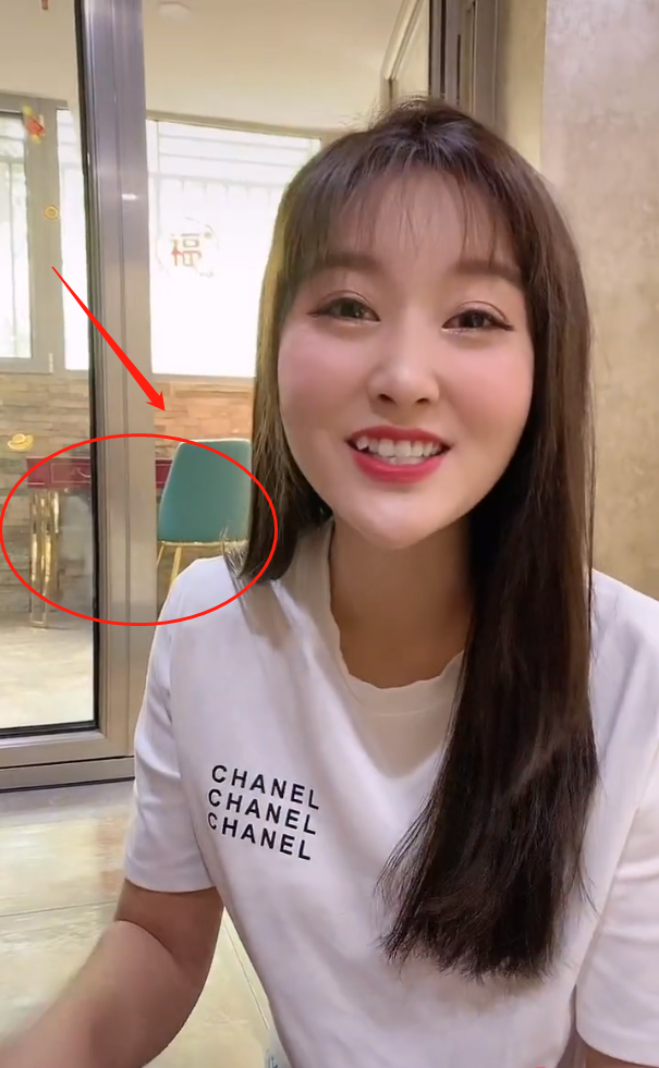 卓伟|嘎子与小8岁娇妻同框，身材窈窕蝎子腿惊艳，豪宅奢华大到能练武