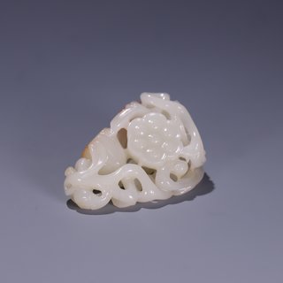 |旧藏 老和田玉带皮巧雕莲蓬