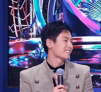 葛天|张哲瀚造型遭粉丝吐槽：镜子忘P图，脖子显短，鞋帮包裹不住脚腕