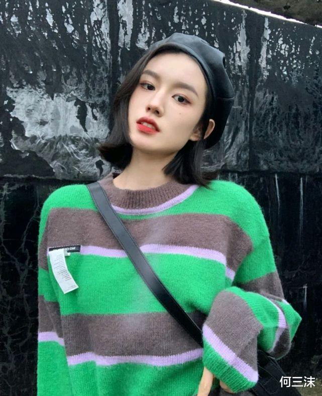 何三沫 秋冬穿搭不要搭配太多元素，有时候穿一件毛衣就够了，温柔又耐看