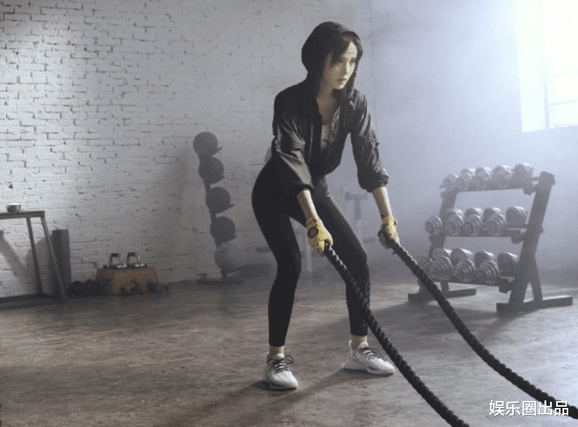 古力娜扎|古力娜扎健身旧照火了，“双手甩鞭”成了焦点，网友：技术不错