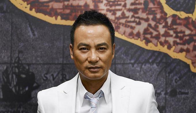 周新平说情感|任达华纵横港圈40年，向华强都不敢惹他，刺伤他的凶手后来咋样？