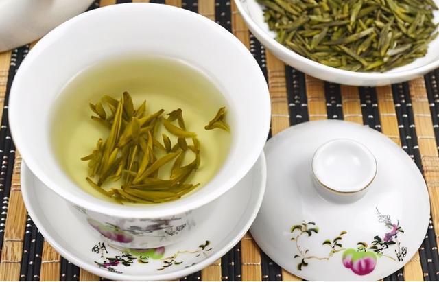 铠甲护士|长期喝茶的人与只喝白开水的人相比，哪个更健康？带大家了解下