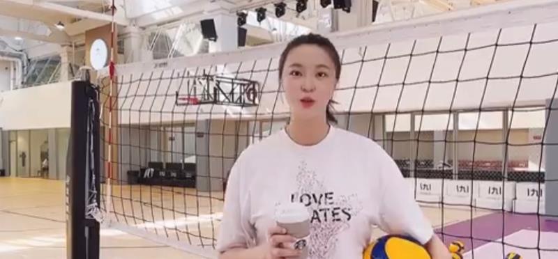 惠若琪|女排名將惠若琪罕秀恩愛，皮膚嫩出水不似孕婦，丈夫卻面色憔悴