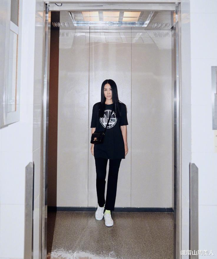 峨眉山周美人|女人过了55岁，夏天穿T恤记住“3不要”，容易显老还没气质