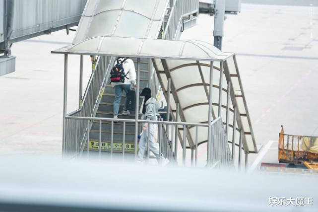 赵丽颖|赵丽颖刚离婚两天就投入工作太拼，手拎养身锤太起范，涂美甲寓意心情灰白？