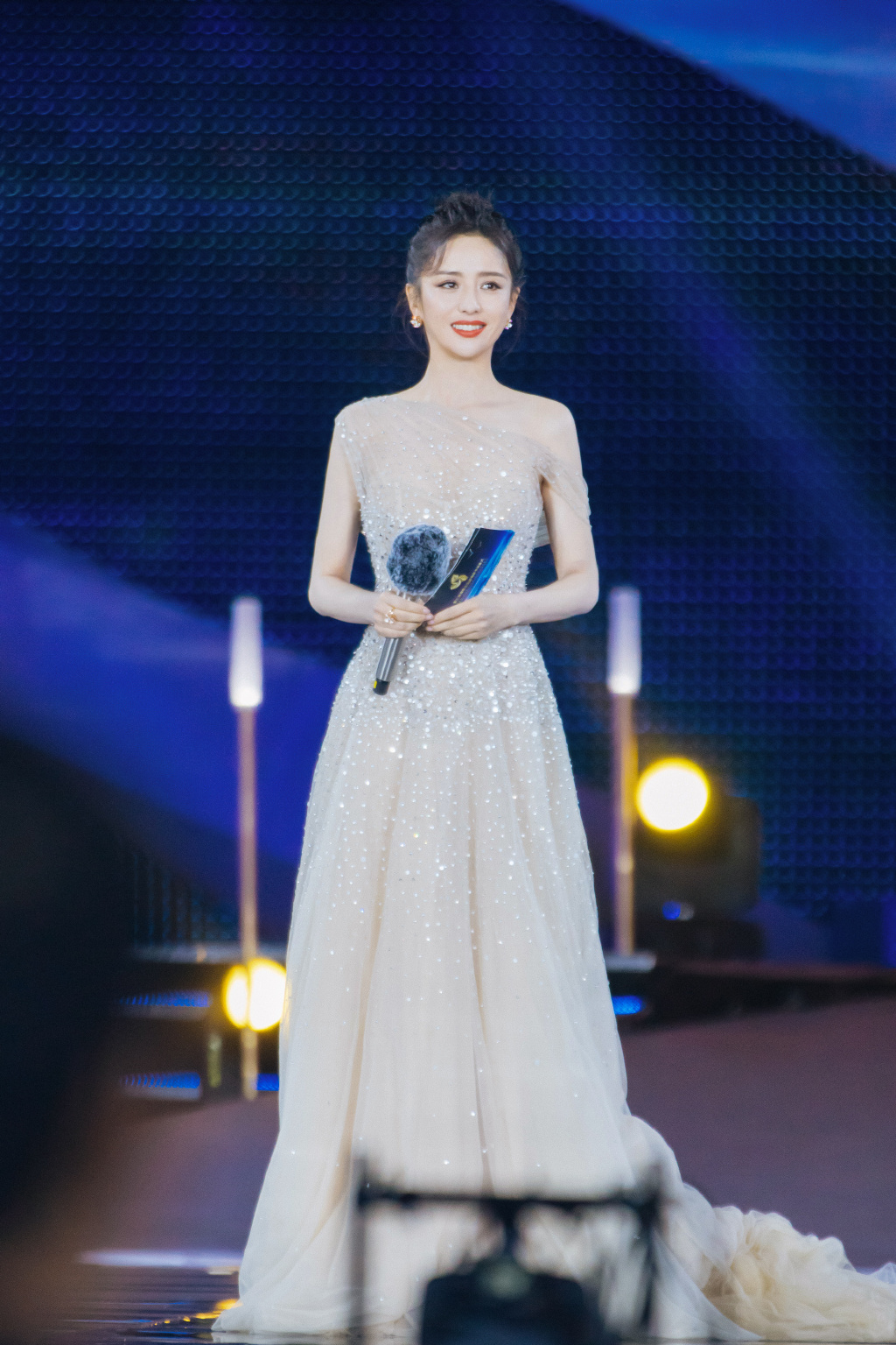 猫姐穿搭经|佟丽娅亮相电影见面会，穿的半身裙“一边长一边短”，效果真减龄