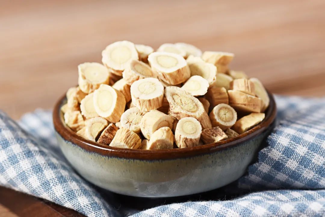 长寿|黄芪养生，与这3个“搭档”搭配，每天喝一杯，呵护肝脏健康