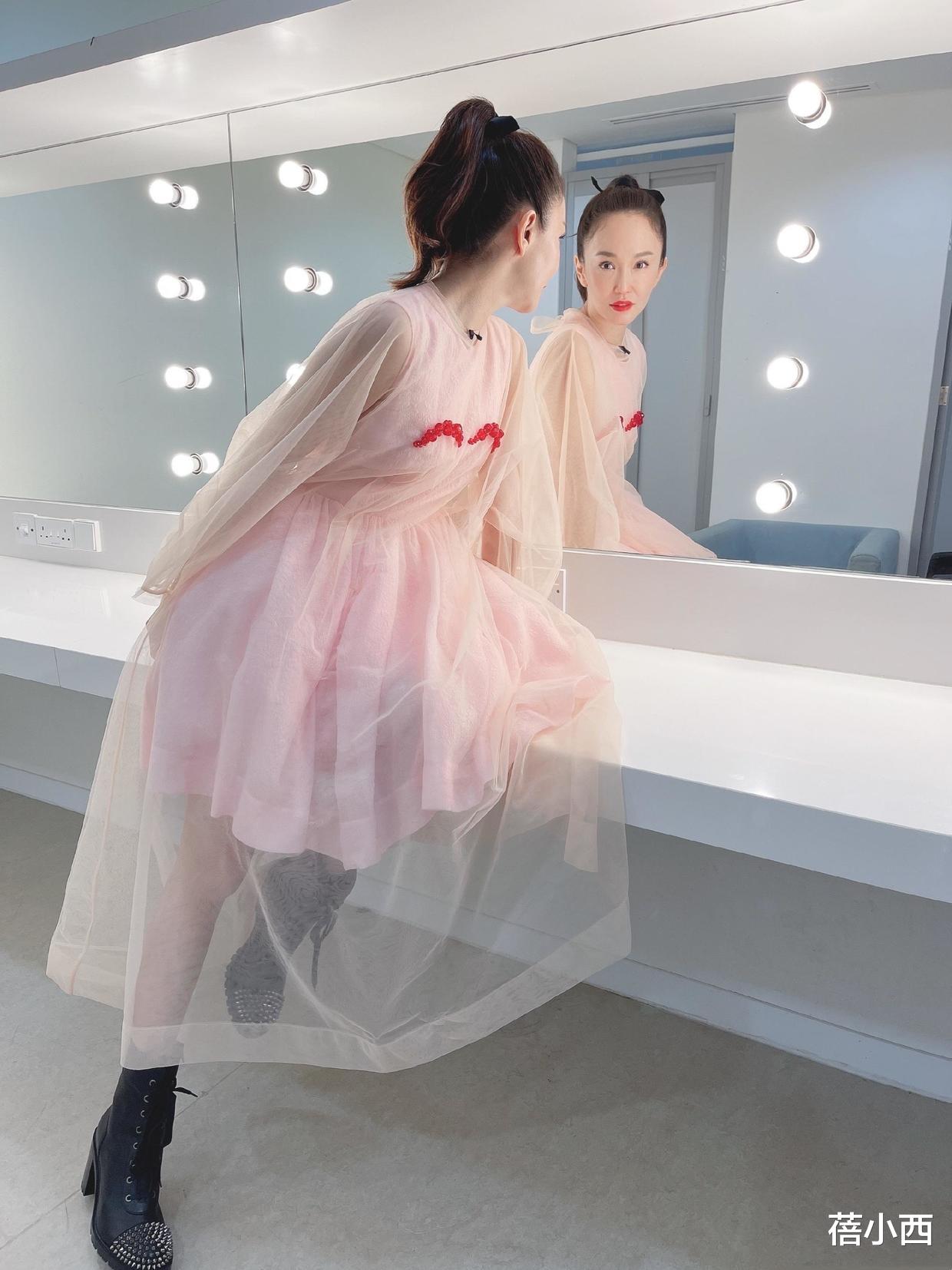 蓓小西|新加坡第一美女范文芳越老越美,穿波点裙配长筒靴,50+女人学学