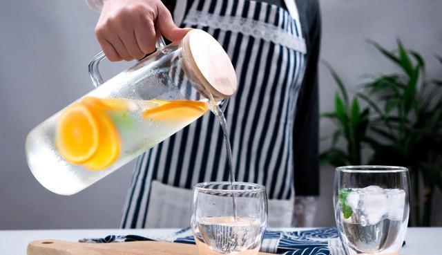 尿酸|水喝多了,排出的尿酸越多?尿酸偏高的人,几个饮水误区建议了解