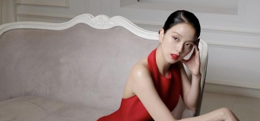 金智秀|Jisoo晒“全裸美背”登封面！《雪降花》甩开争议收视回暖