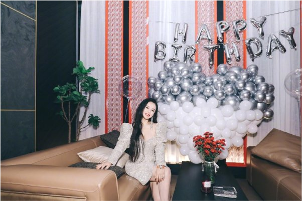 时尚风行派 冉莹颖生日阵容真高调!穿U领裙秀傲人身材,收到一桌花真惹人羡