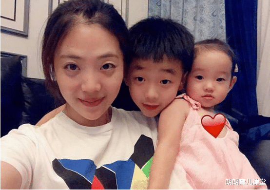 杨威|有种“偏心遗传”叫杨威，明明是双胞胎女儿，一个兜齿一个清秀