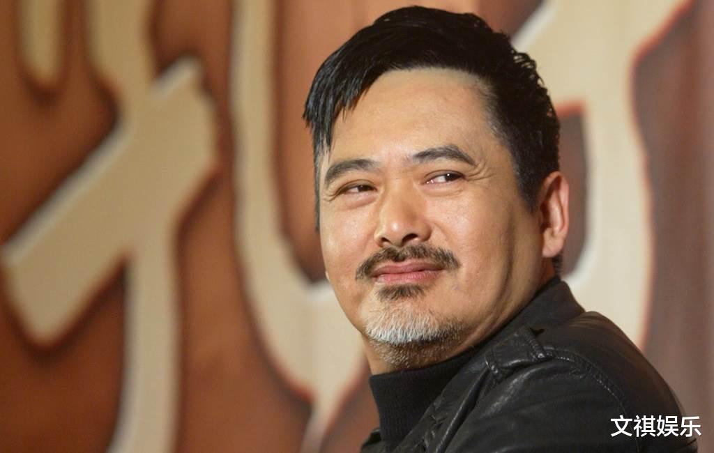 周润发|周润发56亿身家吃路边摊被网友巧遇， 66岁满头白发略显老态