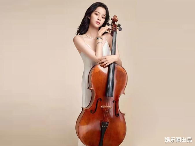 歐陽娜娜抱著大提琴拍大片，以為沒有驚喜，看清近照後果斷路轉粉-圖2