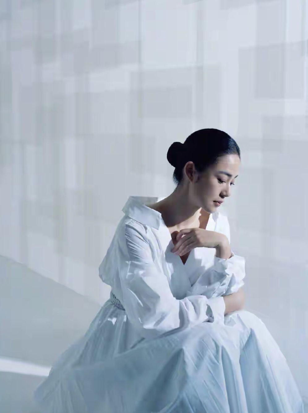 周韵|张艺谋老婆和姜文老婆同框，同穿黑白连衣裙，谁更胜一筹？