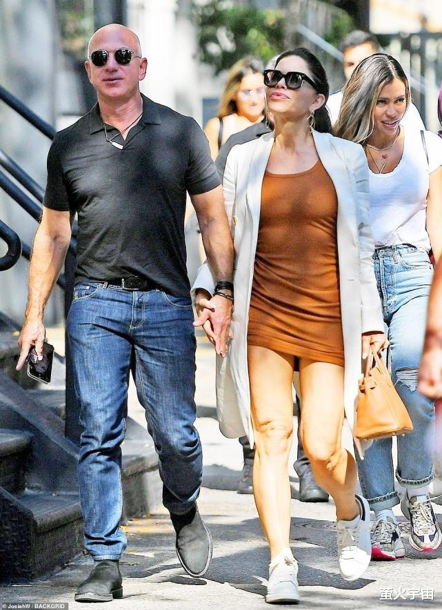 纽约|贝索斯纽约约会，51岁前女主播太热情，当街献吻让富豪合不拢嘴