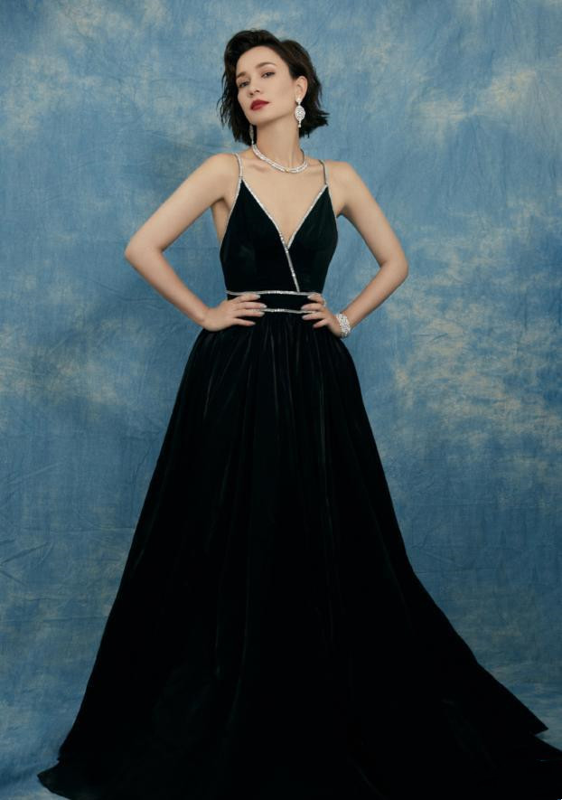 霍启刚|打戏出身的卢靖姗也懂浪漫，居家穿V领短裙，韩庚镜头下太惊艳