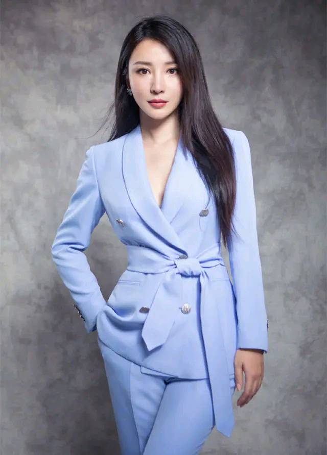 柳岩|柳岩换短发造型差点认不出，依然是那么性感