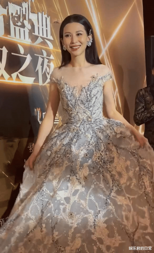 生图|时尚盛典女星生图：baby清冷，蔡少芬笑出法令纹，娄艺潇发福明显