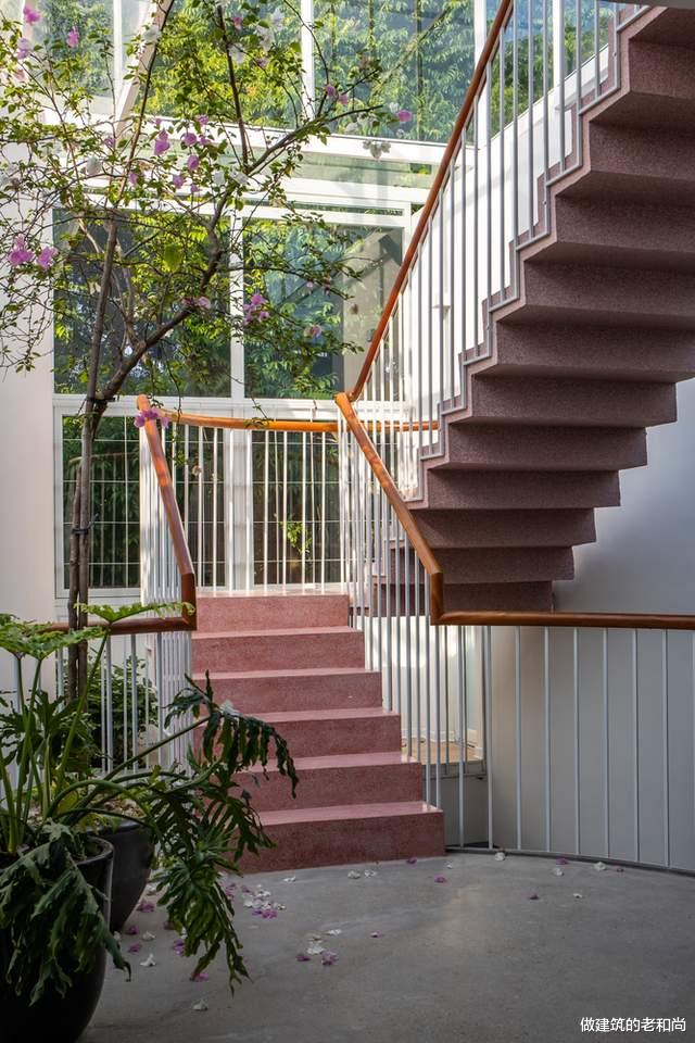 越南女服装设计师的家，当作一件艺术品来设计，空间丰富又有趣