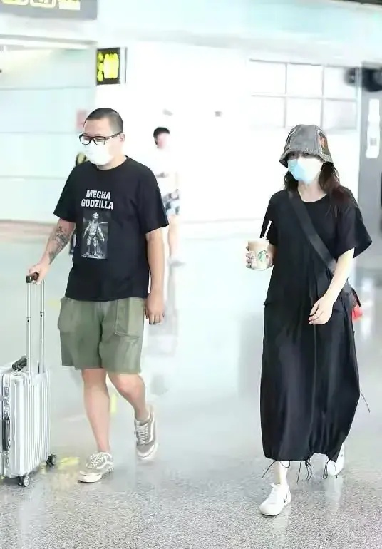 全球时尚号|梅婷和老公低调走机场，穿黑色长裙如“路人”，“乞丐”帽抢镜