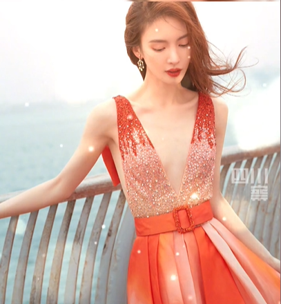 戚薇|万茜穿性感礼服寒风中拍照！冻到身上发红流眼泪，仰天张嘴哈气