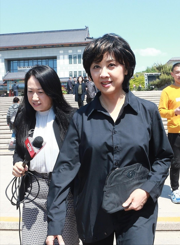 职业装|女儿国国王朱琳老了也不丑，一身职场搭配更显出气质感，还挺美的