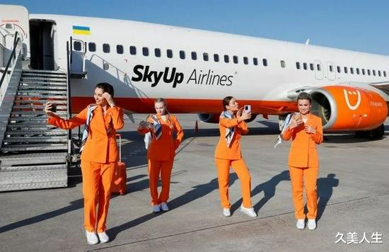 久美人生 爱了！乌克兰空姐制服一改迷你裙，长裤运动鞋帅气利落！