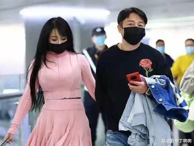 冉莹颖|冉莹颖走机场照片，衣着单薄，被质疑博眼球