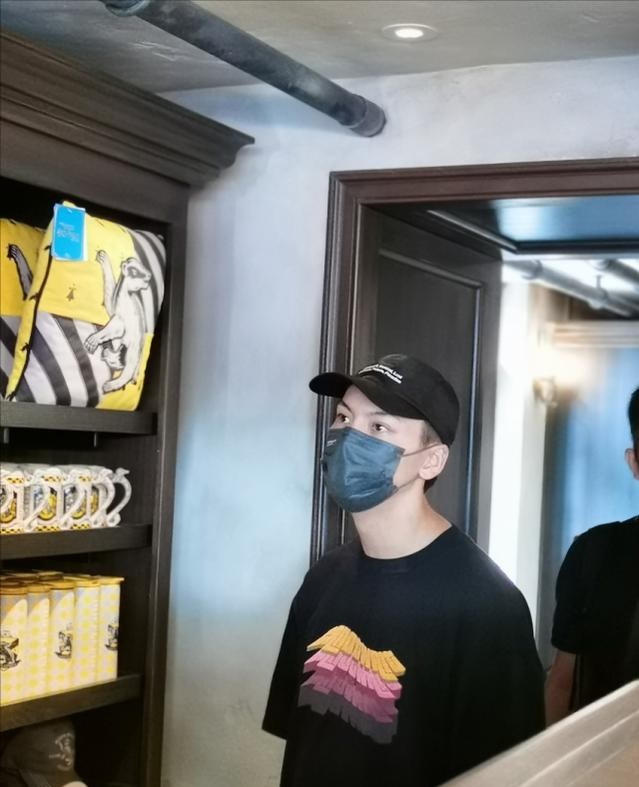 陈伟霆|陈伟霆逛环球影城受贵宾待遇，名助理跟拍牌面大：向路人要35块钱