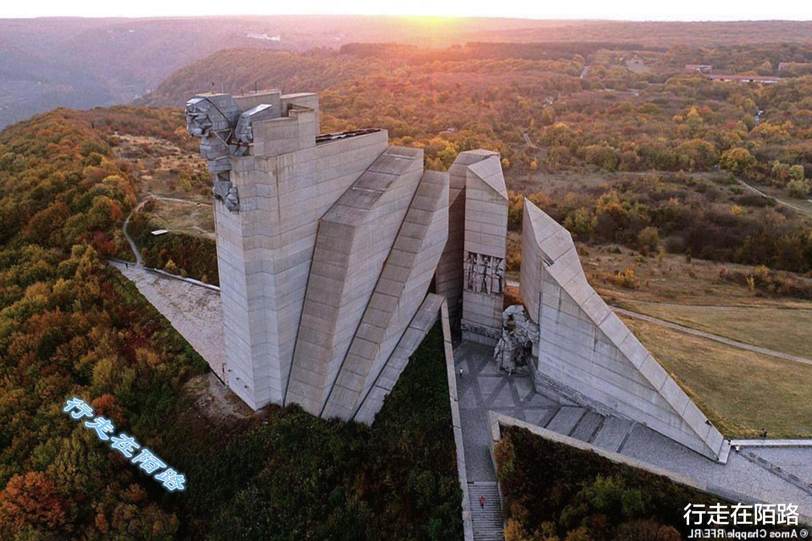 冰峰紀念碑：保加利亞站隊美蘇的遺產，本國人都不敢去參觀-圖7