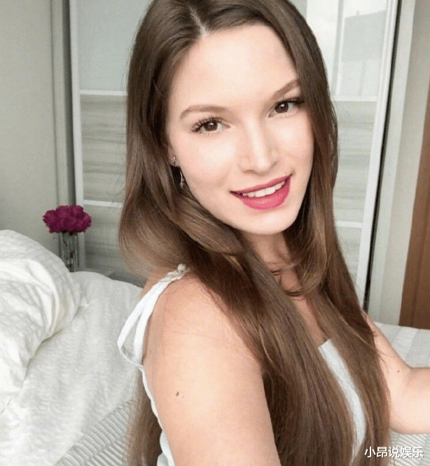 龚俊|蒋劲夫现身电脑城挑手机，满身大汗衣服被浸湿，花臂瞩目如社会人