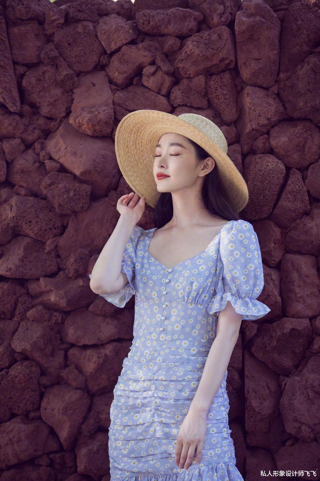 |职场穿搭还得看宋轶，黑西装配烟灰色牛仔裙，时尚小资不老气