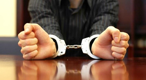 女网红卧室睡觉,快递小哥偷偷潜入,次日她向快递公司索赔150万