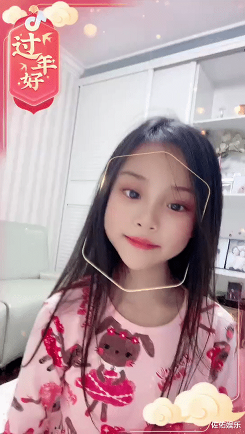 李小璐|李小璐分享贺岁漫画照，甜馨越来越像贾乃亮，惊现全家福引猜疑