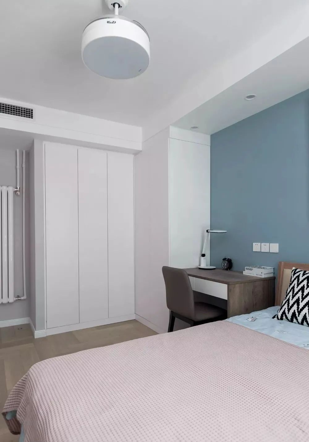 装修时尚家|L型衣柜，才是卧室里的超级收纳，转角就是个小衣帽间！