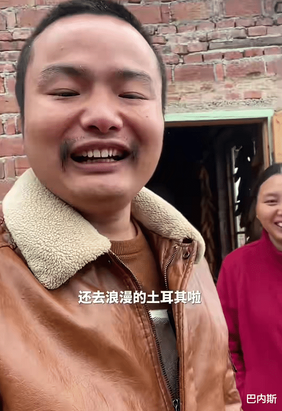 |牛爱芳早期视频曝光，为博眼球树上长出“鸭脖”，地上小龙虾在爬