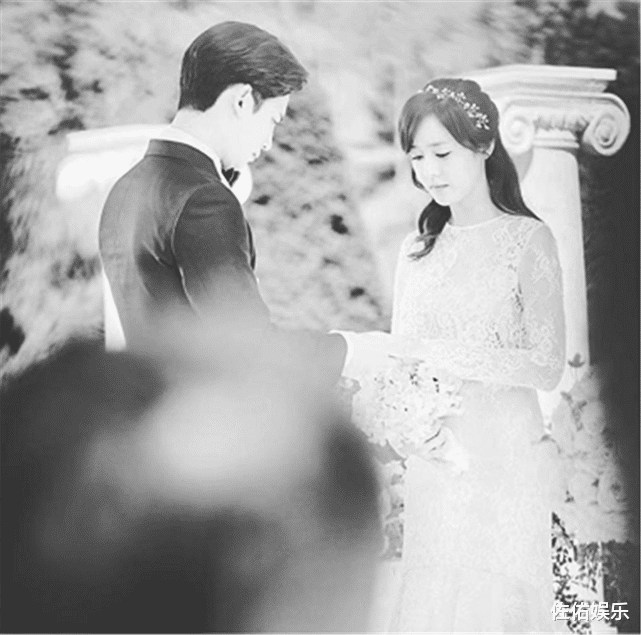 官宣|知名女星官宣怀上双胞胎，圈外老公阳光帅气，曾捐出全部婚礼预算