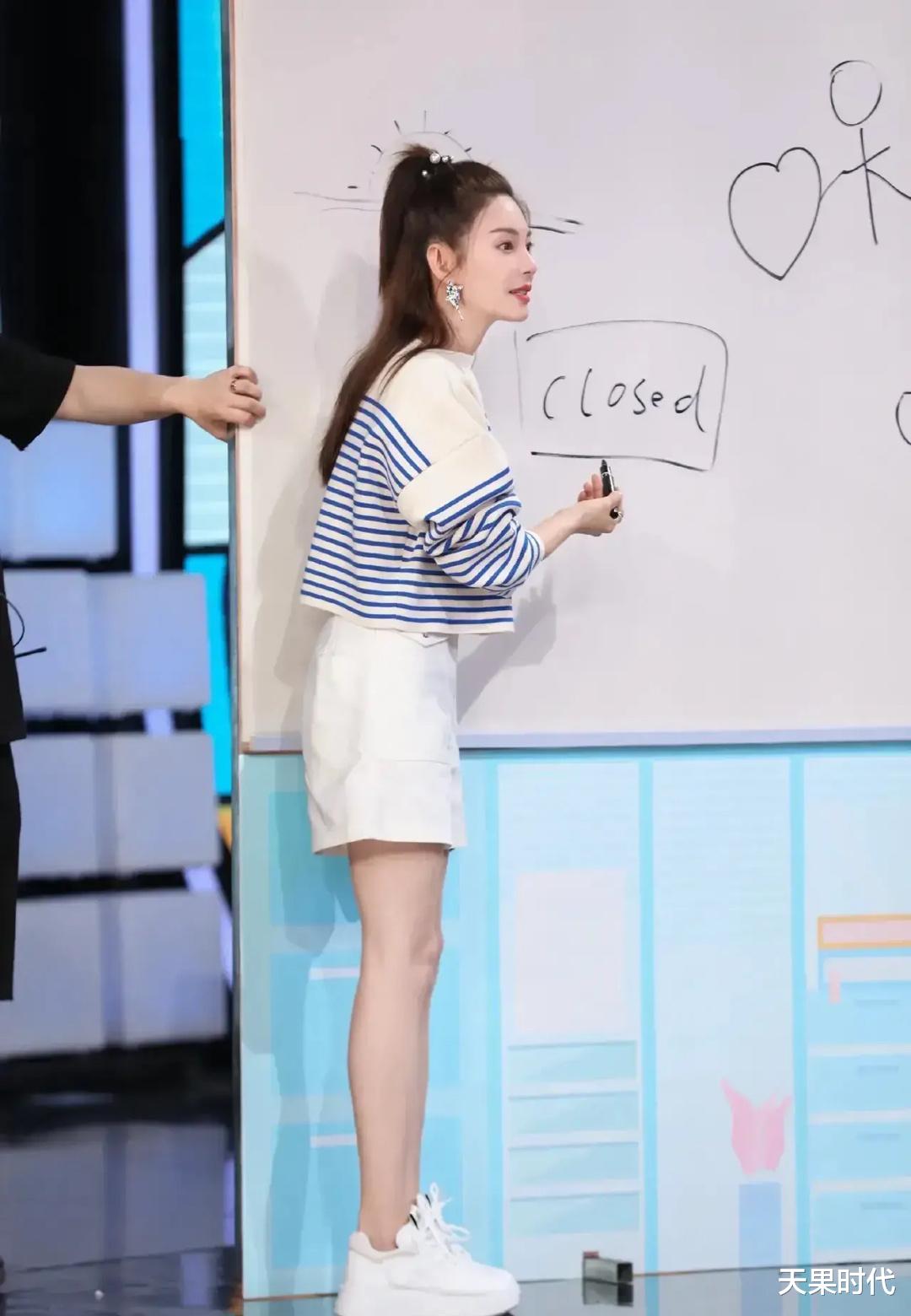 穿衣搭配|张雨绮《快本》代班,清爽马尾打扮似学生,穿衣风格却很“谢娜”